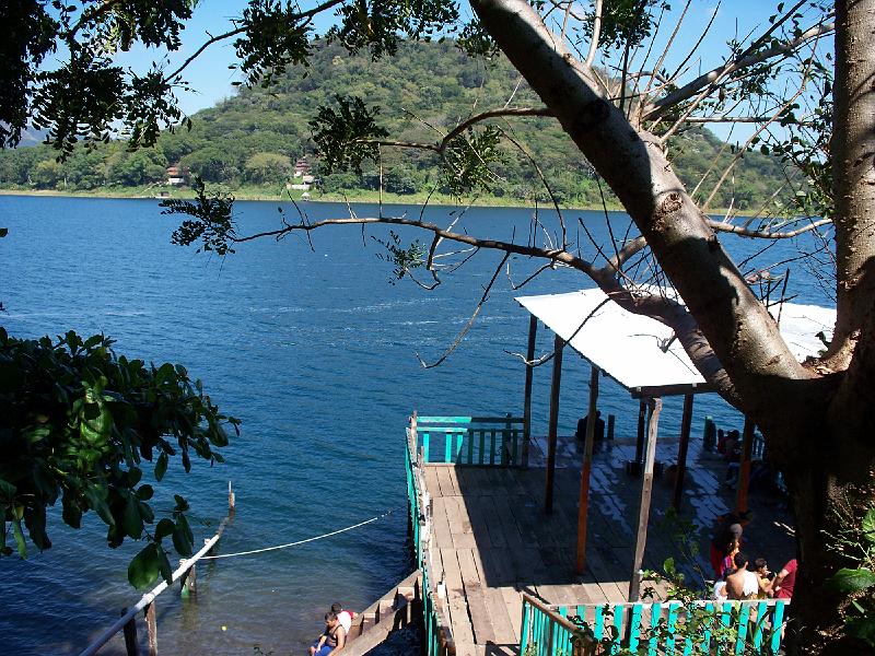 100_2782.jpg - This is a private park at lago de coatepeque.