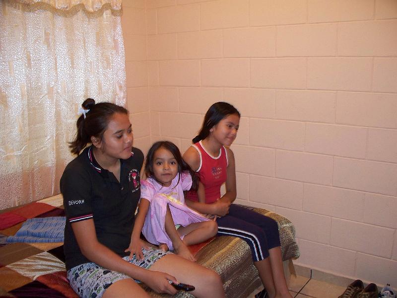 100_1289.jpg - Devora, Paula, Erika