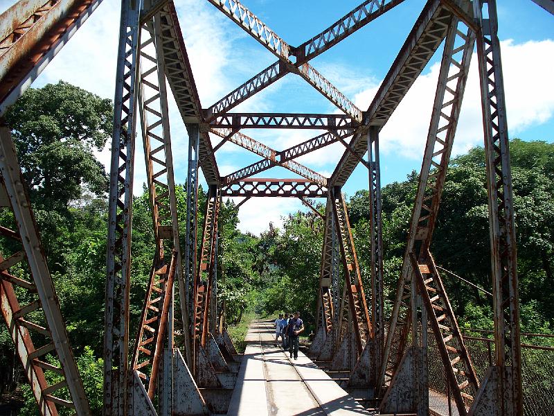 100_1318.jpg - I found this old railroad bridge in Texistepeque quite interesting.