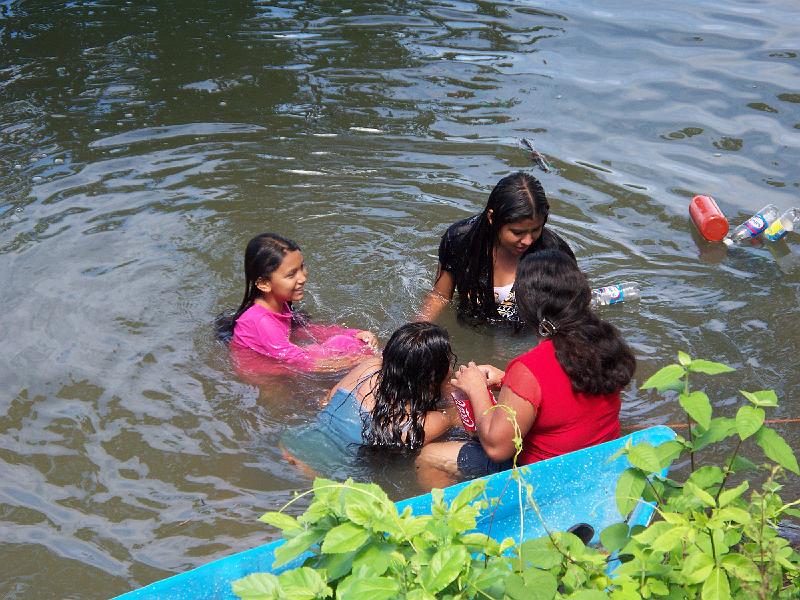 100_1334.jpg - Kids playing in the lake.  Again in Texistepeque.  This area is well beyond the normal banks.